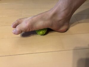 MOBIPOINT MASSAGE BALLを右足裏に実際に使っている画像