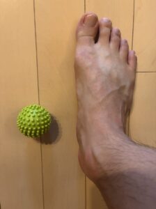 MOBIPOINT MASSAGE BALLと右足甲の大きさ比較
