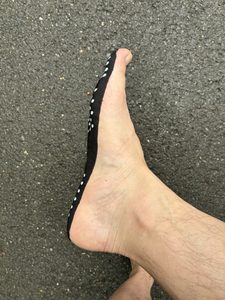 貼った状態_右足横_20260915